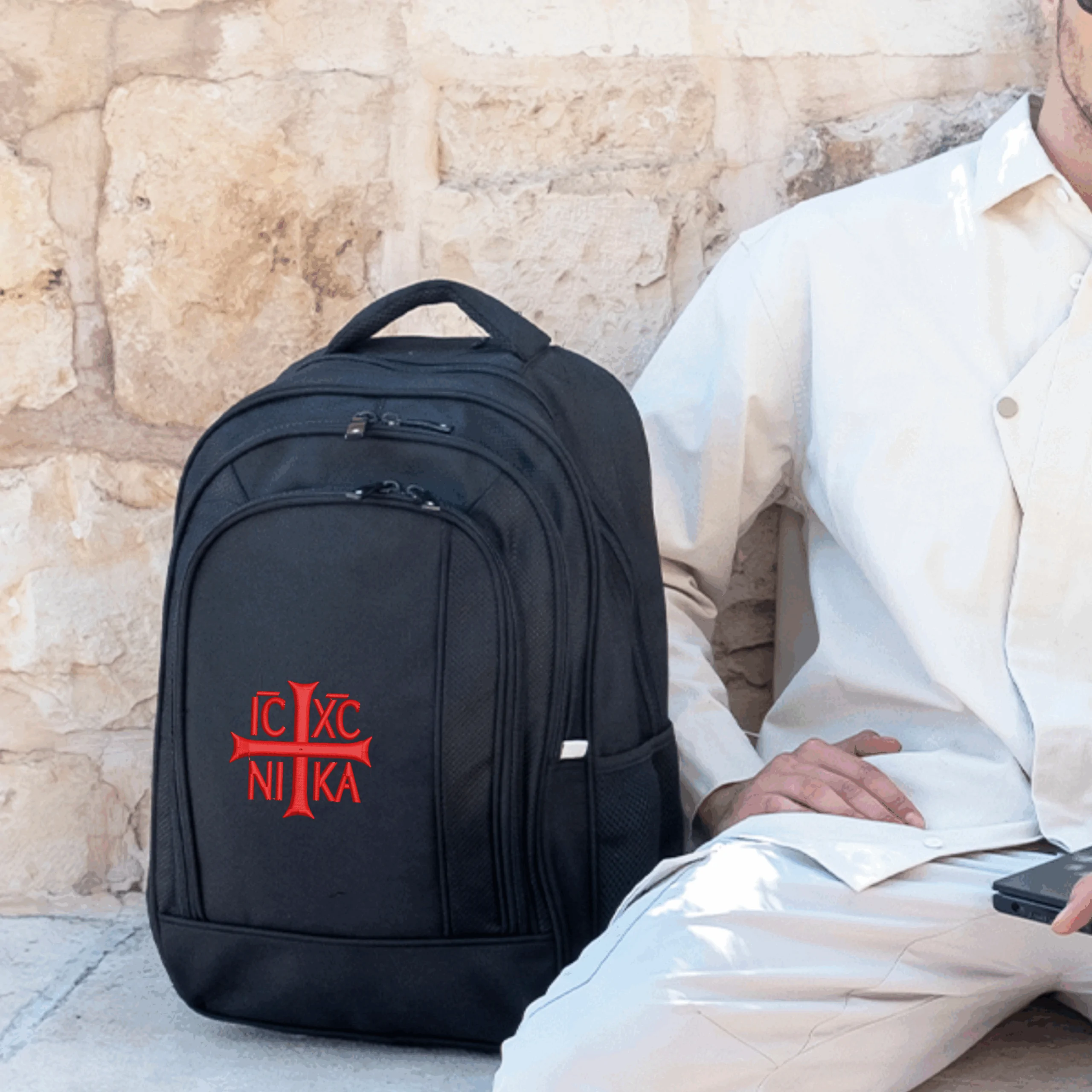 🎒 Rucsacul Sacral Brodat Ortodox Companionul ideal pentru pelerinaje, călătorii spirituale și excursii de zi cu zi. 🔹 Caracteristici principale Material 100% poliester rezistent (1680D & 420D),